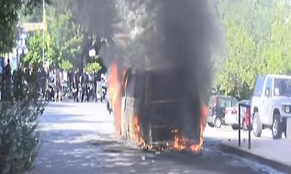 Οπαδοί της ΑΕΚ ξυλοκόπησαν οπαδούς του ΠΑΟΚ και έκαψαν το όχημά τους