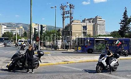 Οπαδοί του ΠΑΟΚ πετούσαν μέσα από τα λεωφορεία μπουκάλια σε αυτοκίνητα στο κέντρο της Αθήνας