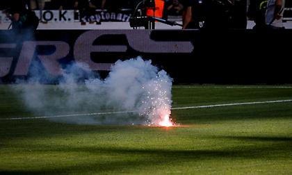 Έπεσαν φωτοβολίδες στον αγωνιστικό χώρο του ΟΑΚΑ (pics)