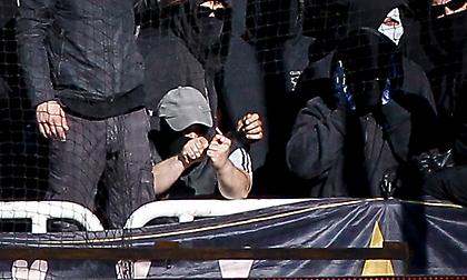 Έριχναν ανενόχλητοι φωτοβολίδες ευθείας βολής στο ΟΑΚΑ (pics)