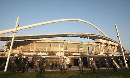 Επεισόδια οπαδών της ΑΕΚ με την Αστυνομία έξω από το ΟΑΚΑ