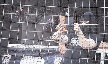 Οπαδός του ΠΑΟΚ με... πένσα, σκίζει τα διαχωριστικά στο ΟΑΚΑ! (pics)