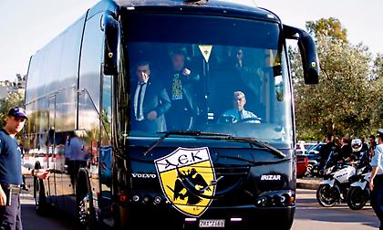 Η άφιξη της αποστολής της ΑΕΚ στο  ΟΑΚΑ (video)