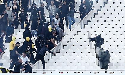 «Ντου» οπαδών της ΑΕΚ στην αστυνομία (video)