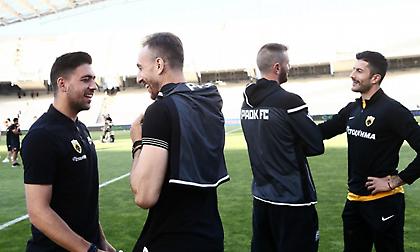 Αγκαλιά στο γήπεδο παίκτες ΑΕΚ και ΠΑΟΚ (pics)