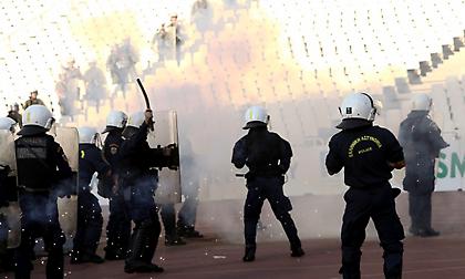 Έριξαν φωτοβολίδες στην αστυνομία οι οπαδοί του ΠΑΟΚ (video)