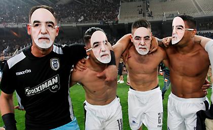 Με μάσκες Ιβάν Σαββίδη πανηγύρισαν οι παίκτες του ΠΑΟΚ! (pics)