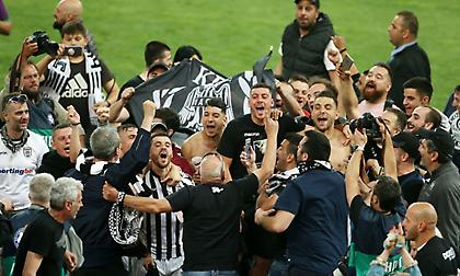 Φωνάξτε την ΑΕΚ να βγει από τα αποδυτήρια, γίνεται η απονομή κυπέλλου στον ΠΑΟΚ