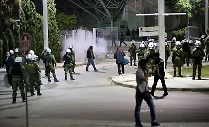 Κυνηγητό και δακρυγόνα έξω από το ΟΑΚΑ