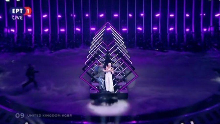 Eurovision 2018: Όρμησε στην σκηνή και άρπαξε το μικρόφωνο! Τρομοκρατημένη η τραγουδίστρια!
