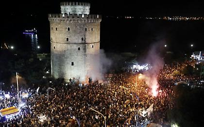 Χιλιάδες φίλοι του ΠΑΟΚ στον Λευκό Πύργο (video)