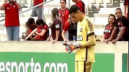 Τερματοφύλακας με το κινητό στο χέρι! (video)
