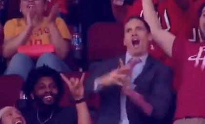 Κουστουμαρισμένος φίλος των Ρόκετς χόρεψε σα να μην υπάρχει αύριο (video)