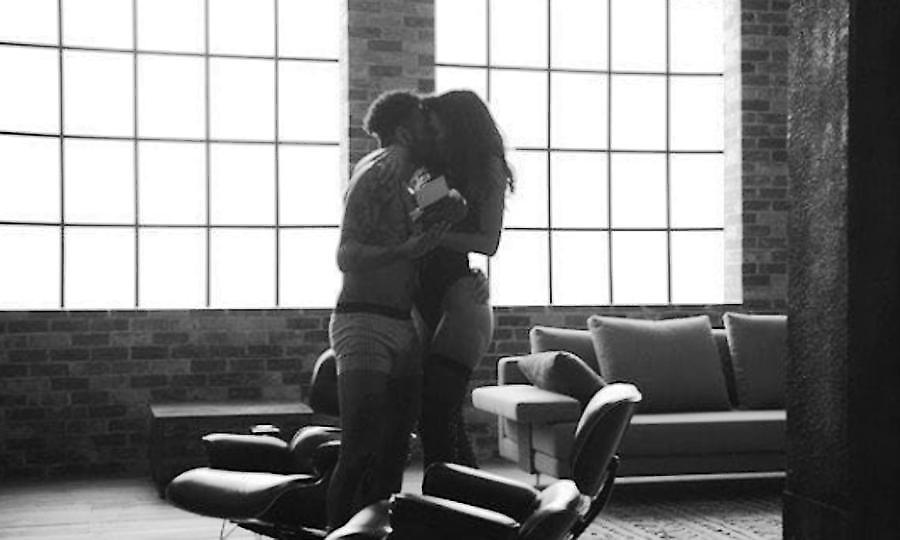 Ο Νέιμαρ περνάει καλά σε νέα «καυτή» διαφήμιση εσωρούχων με το κορίτσι του (video)