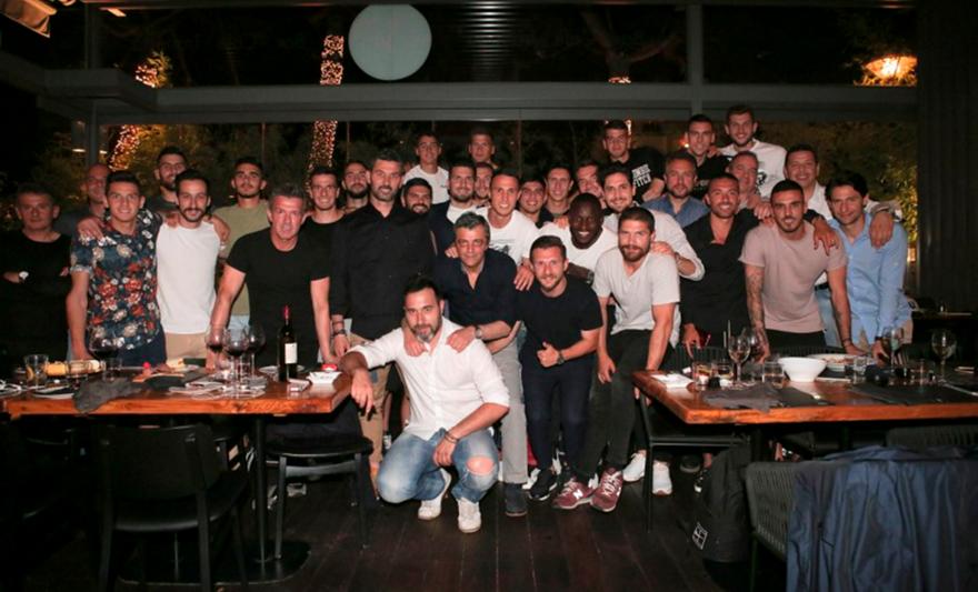 Το αποχαιρετιστήριο δείπνο Βλαχοδήμου και η special τούρτα στον «μάγκα» Ουζουνίδη! (pics)