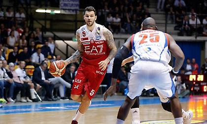 Ατσαλάκωτη και με… σκούπα στα ημιτελικά η Αρμάνι!