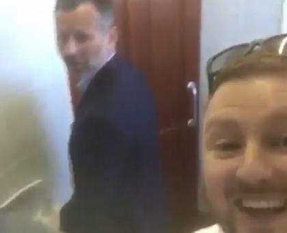 Έπος: Θαυμαστής του Γκιγκς βγάζει selfie μαζί του στις τουαλέτες (video)