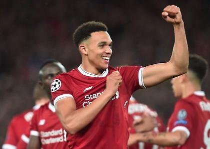 Ο Αλεξάντερ Άρνολντ κουβαλάει την... ποδοσφαιρική ευλογία