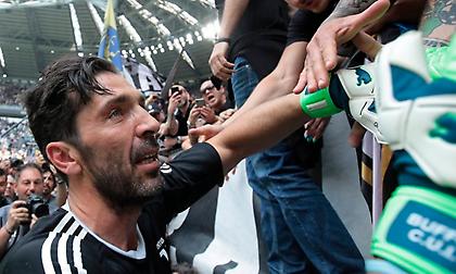 Ο Μπουφόν αποχαιρέτησε τον κόσμο της Γιουβέντους-Πλάνταξε στο κλάμα ένας πιτσιρικάς (pics/vids)