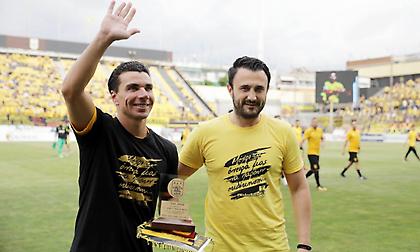 Η βράβευση του Νέτο από τον Καρυπίδη (video)