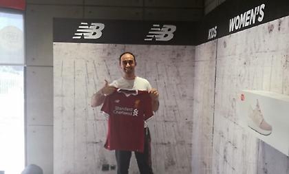 Η φανελα της Λίβερπουλ στα χέρια του τυχερού!