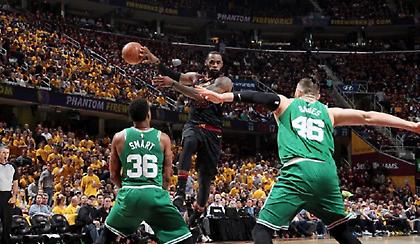 Η ερώτηση που έκανε έξαλλο τον Λεμπρόν και η «πληρωμένη» απάντησή του