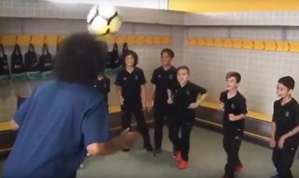 Ο Μαρσέλο μαγεύει παρέα με παιδάκια (video)