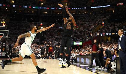 Η απίστευτη εμφάνιση του Λεμπρόν που ισοφάρισε τον Τζόρνταν (video)