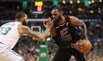 Καλύτερος όλων με την πλάτη στον τοίχο ο Λεμπρόν