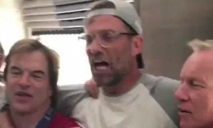 Απτόητος ο Κλοπ, στις 6 τα ξημερώματα τραγουδούσε συνθήματα για τη Λίβερπουλ (video)