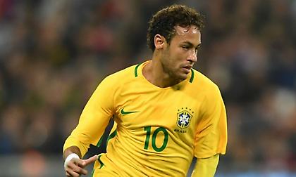 «Μιλάει» στο τρόπαιο του Μουντιάλ ο Νεϊμάρ (pic)