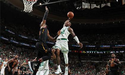 Το απίθανο μπλοκ του Λεμπρόν στον Ροζίερ και το... άγριο βλέμμα (video)