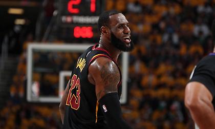 Οδοστρωτήρας Λεμπρόν, τον τράβαγαν και πέτυχε γκολ-φάουλ (video)