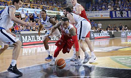 Απάντησε στο… σπάσιμο η Αρμάνι