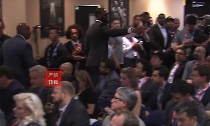 Έξαλλος με ερώτηση δημοσιογράφου ο Λεμπρόν! (video)