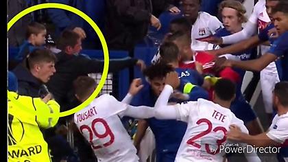 Φυλάκιση στον πατέρα που χτύπησε παίκτη της Λιόν έχοντας το παιδί του αγκαλιά