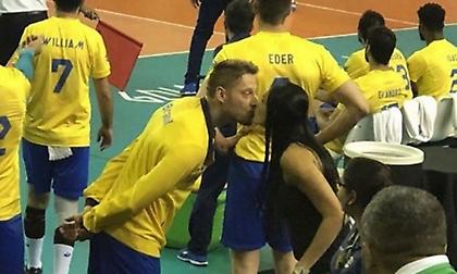 Το παιχνίδι παιζόταν κι εκείνος… φιλούσε τη γυναίκα του! (pic)