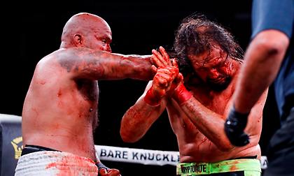 Απίστευτο «ξύλο» σε τουρνουά πυγμαχίας με «γυμνά» χέρια (vids)