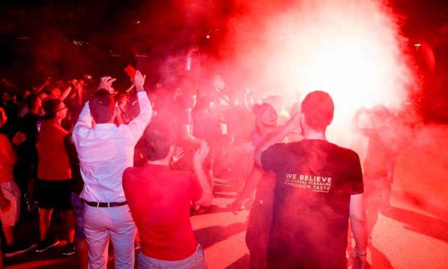 Αποθέωση στο ΣΕΦ για τους παίκτες του Ολυμπιακού (pics)