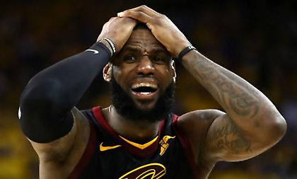 Ξανά με σακάκι-σορτσάκι και κόκκινη κάλτσα ο Λεμπρόν (video)