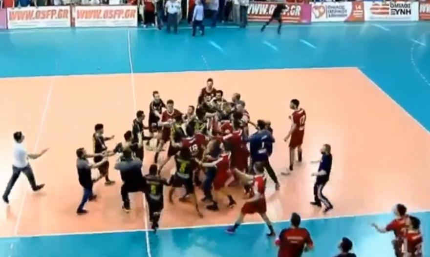 Ξύλο μεταξύ παικτών στο φινάλε του Ολυμπιακός-ΑΕΚ (video)