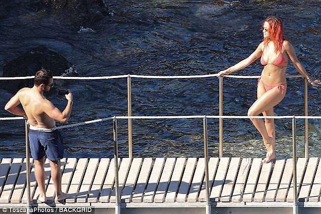 Με καυτό μπικίνι η Ρίτα Όρα στην Τοσκάνη (pics)