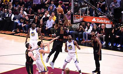 Απίστευτος Λεμπρόν: Πάσαρε στον... εαυτό του και κάρφωσε (video)