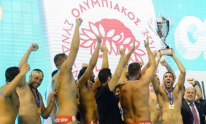 Η απονομή στον «βασιλιά» της Ευρώπης Ολυμπιακό (video)