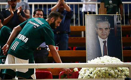 Οι άνθρωποι του Παναθηναϊκού άφησαν από ένα λουλούδι στον Παύλο – Έκλαψαν Αλβέρτης και Παππάς