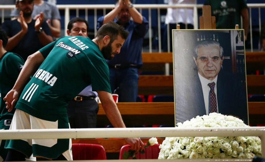 Οι άνθρωποι του Παναθηναϊκού άφησαν από ένα λουλούδι στον Παύλο – Έκλαψαν Αλβέρτης και Παππάς