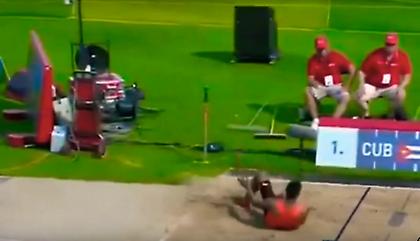 Απίστευτο άλμα στη Στοκχόλμη, παραλίγο να βγει από το σκάμμα (video)