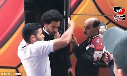 Δεν ακουμπάς τον ώμο του Σαλάχ ούτε για selfie! (vid)