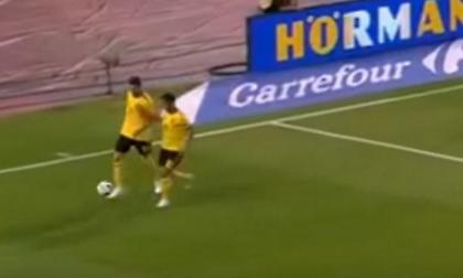 Έκανε στην άκρη τον… Καράσκο για να του πάρει την μπάλα ο Αζάρ! (video)