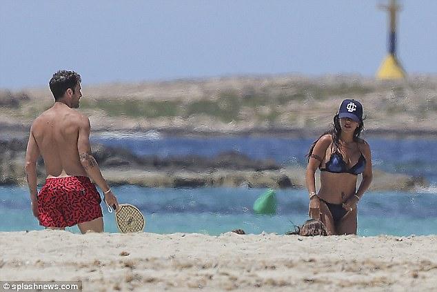 Ο Σεσκ και η σέξι Ντανιέλα στην Ίμπιζα (pics)